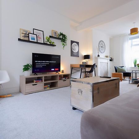 Stayright 3 Bed Home Near Hiking Trails & Parks Llwynypia Dış mekan fotoğraf