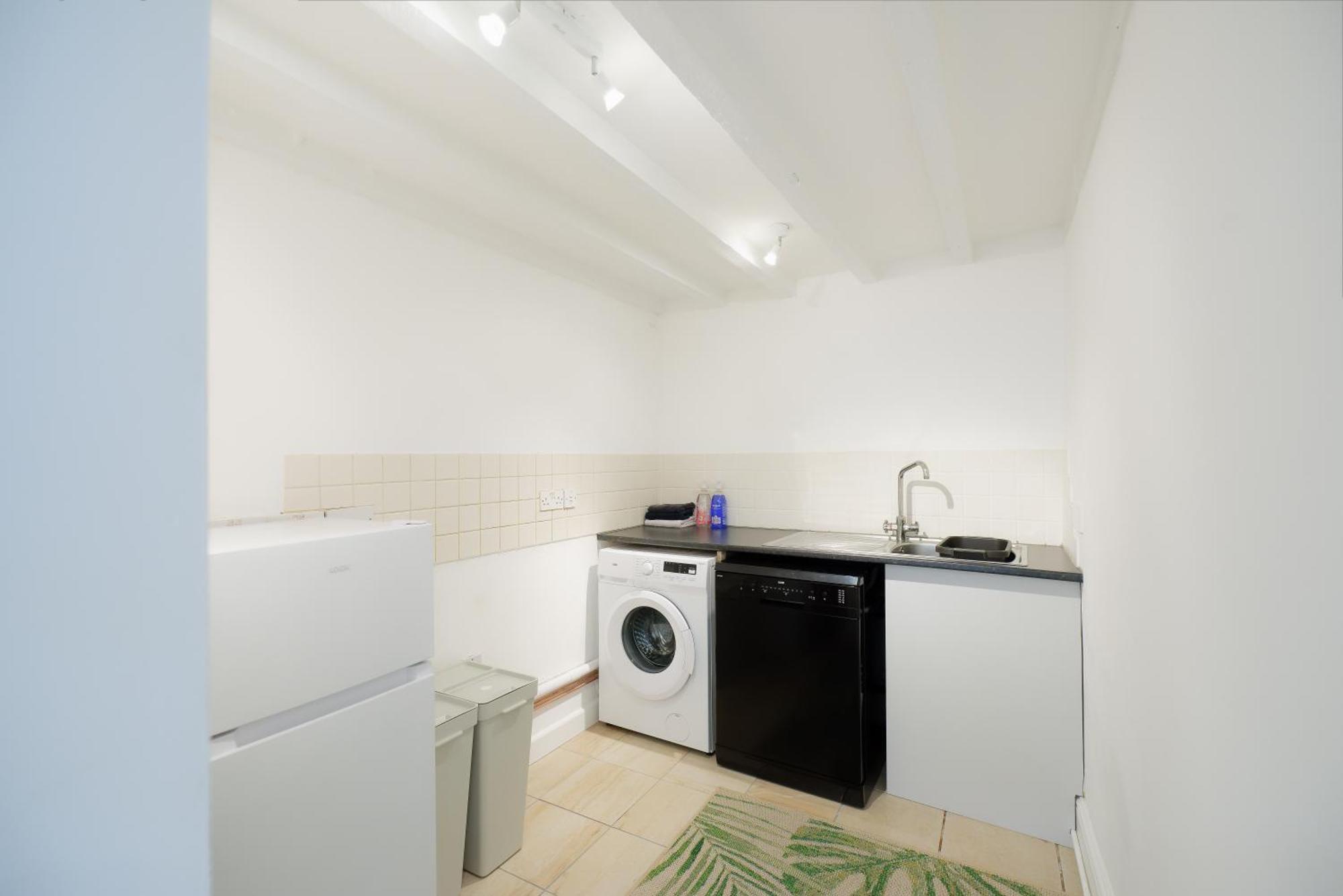 Stayright 3 Bed Home Near Hiking Trails & Parks Llwynypia Dış mekan fotoğraf