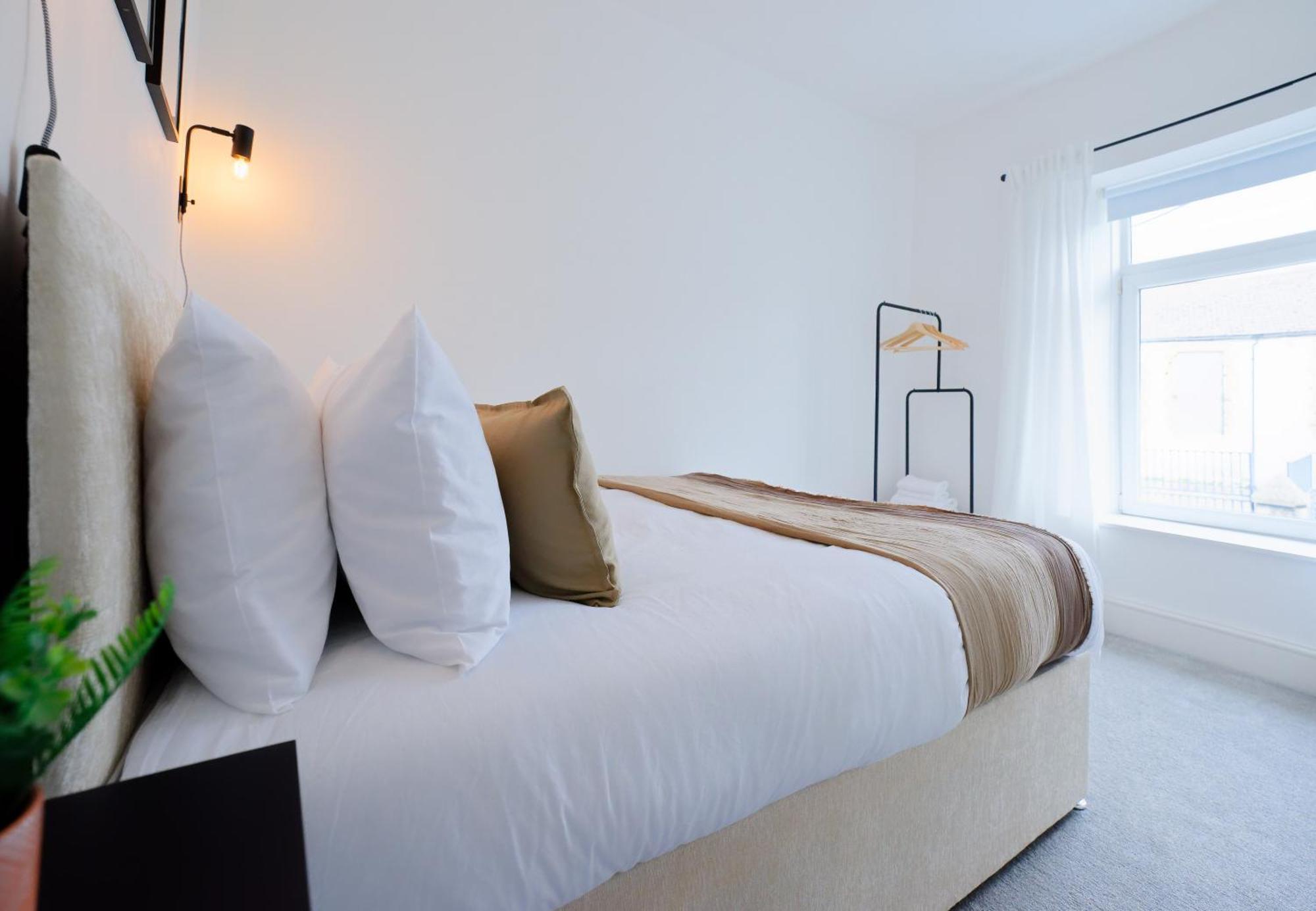 Stayright 3 Bed Home Near Hiking Trails & Parks Llwynypia Dış mekan fotoğraf