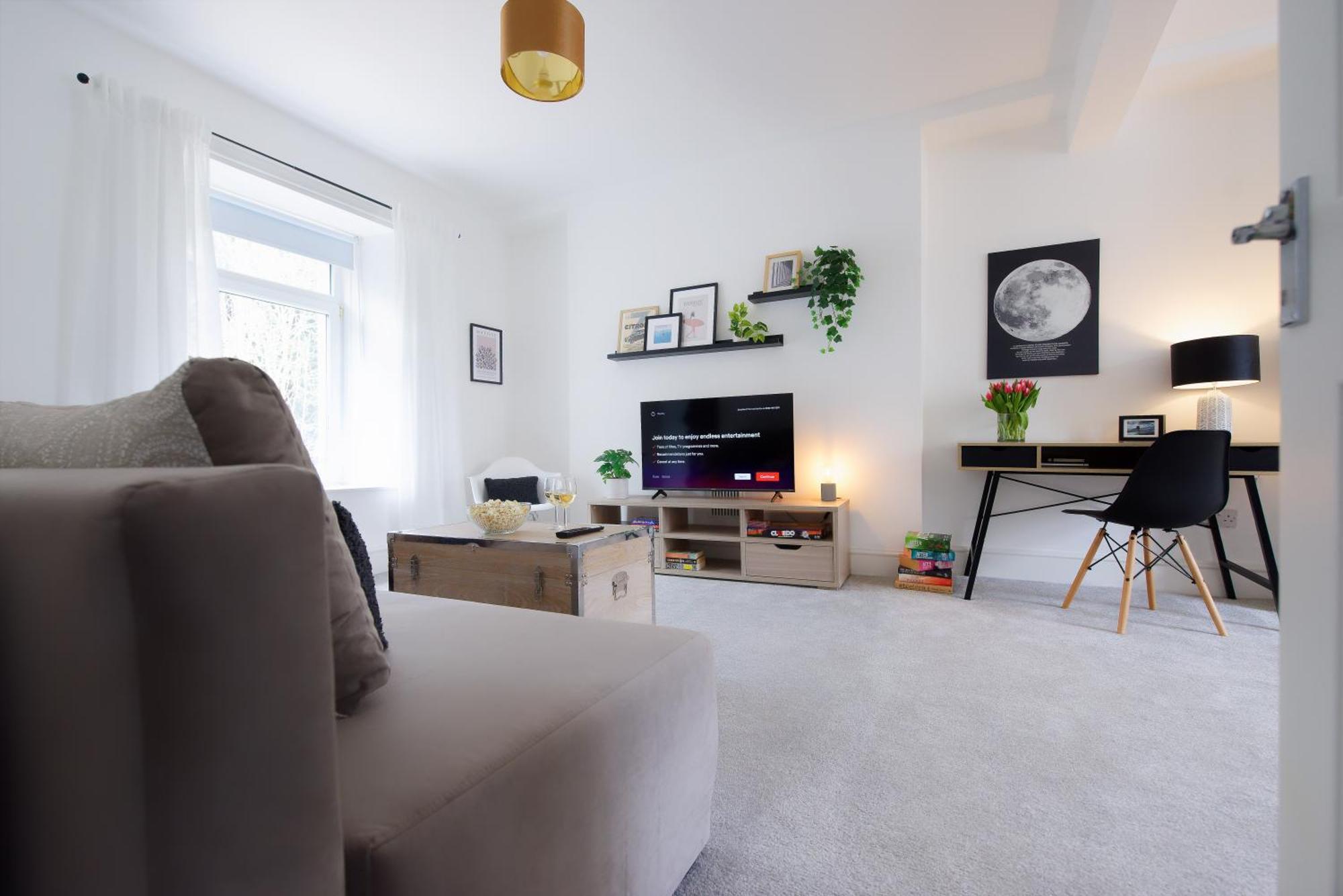 Stayright 3 Bed Home Near Hiking Trails & Parks Llwynypia Dış mekan fotoğraf